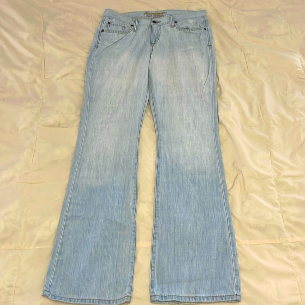 A&F women’s blue jeans. Fits like size 6 but it is an 8 on the tag. Mid rise.